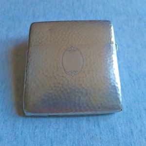 This is a good looking vintage cigarette case the pattent 1916 on inside lip and